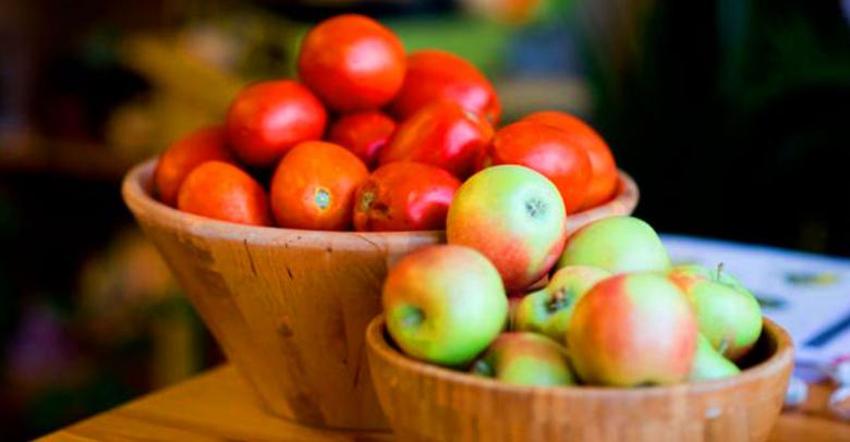 Comer manzanas y tomates repara los pulmones tras dejar de fumar